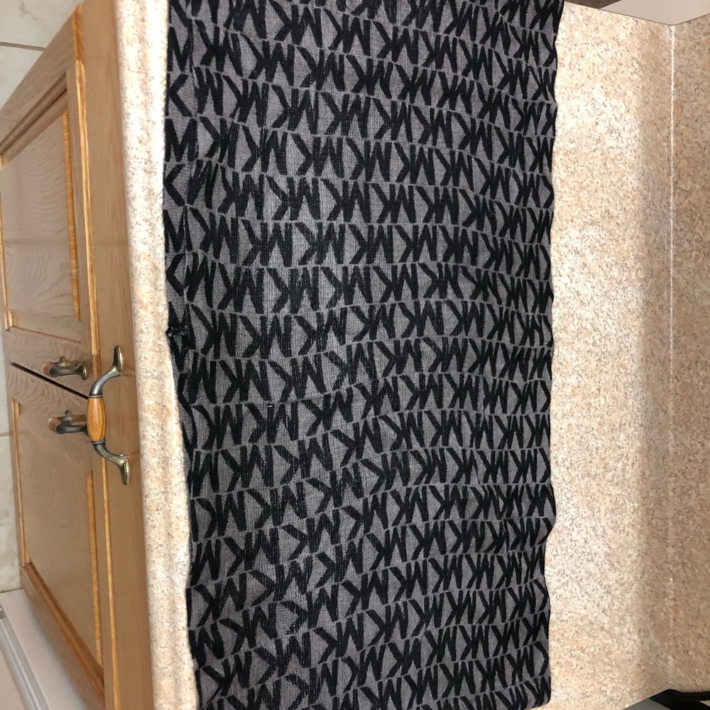 Michael Kors Women’s Black & Grey Circle Scarf